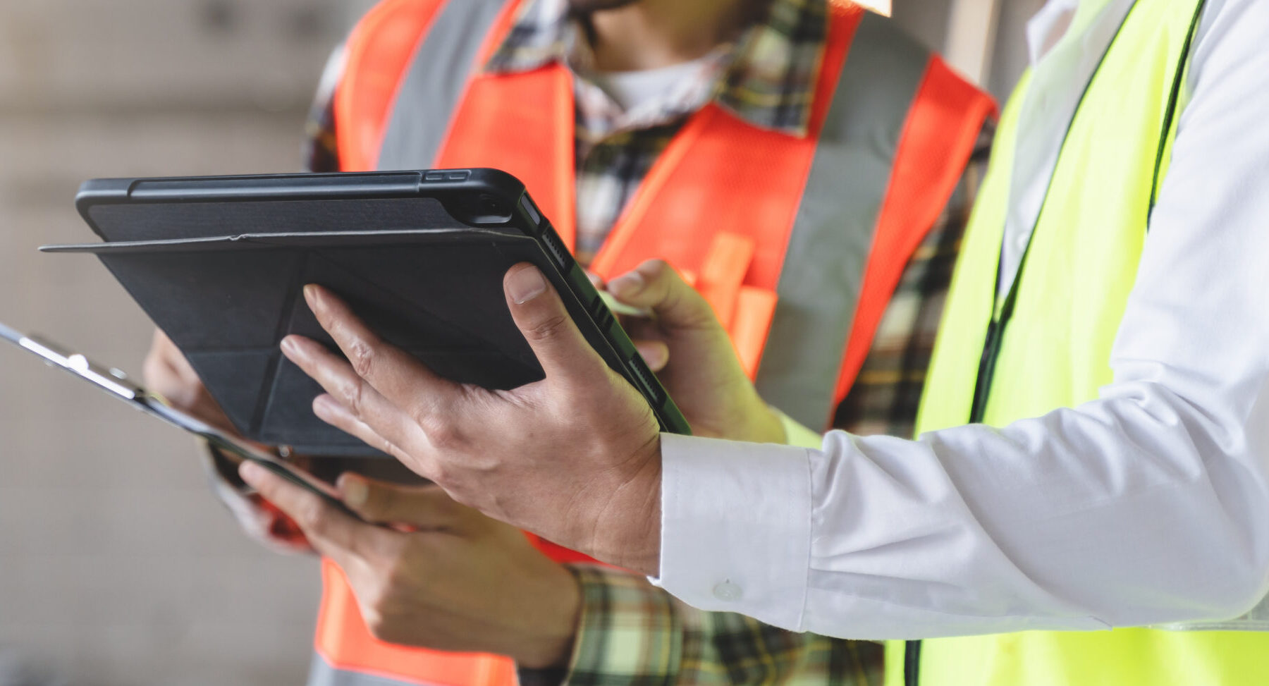 A Site Manager discussing something with a contractor